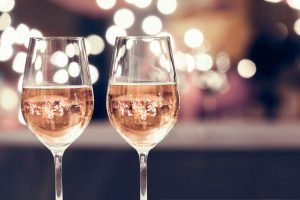 taça de vinho rosé
