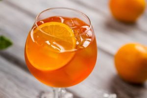 Taça com aperol decorada com fatia de laranja