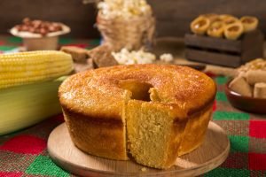 Bolo de milho tradicional com outros pratos juninos.