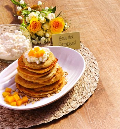 panqueca-de-aveia-e-cottage