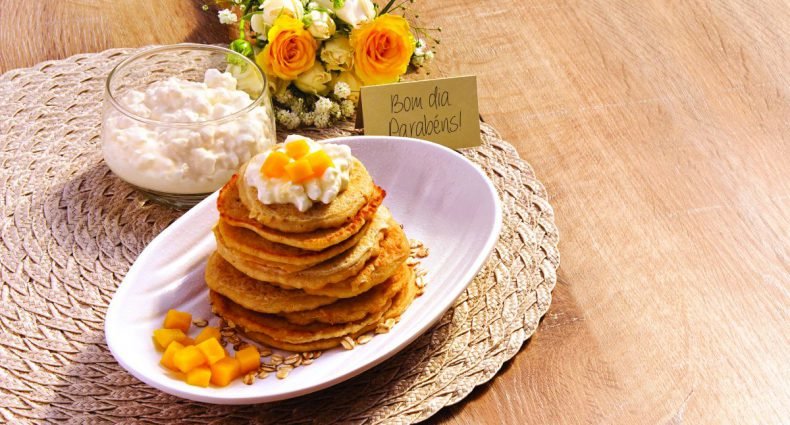 panqueca-de-aveia-e-cottage