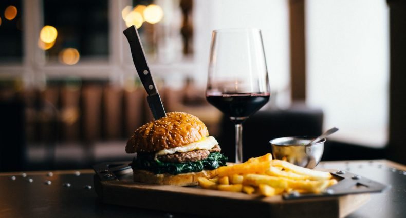 hambúrguer com vinho capa