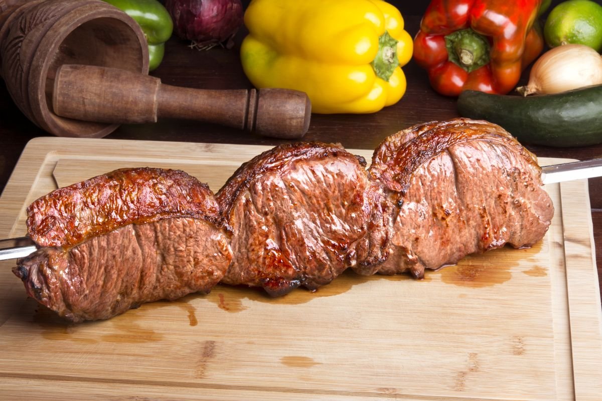 Picanha churrasco assado no espeto na brasa churrasco é muito consumido em  todo brasil