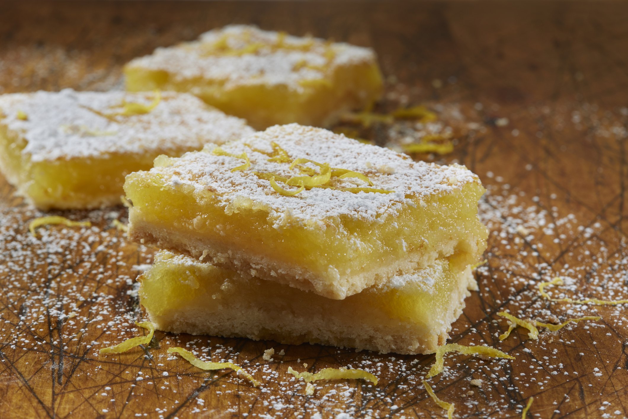 Cocada de forno com laranja polvilhada com açúcar.