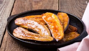 Banana caramelizada em uma frigideira.