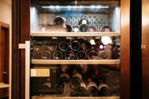 adega climatizada com garrafas de vinho