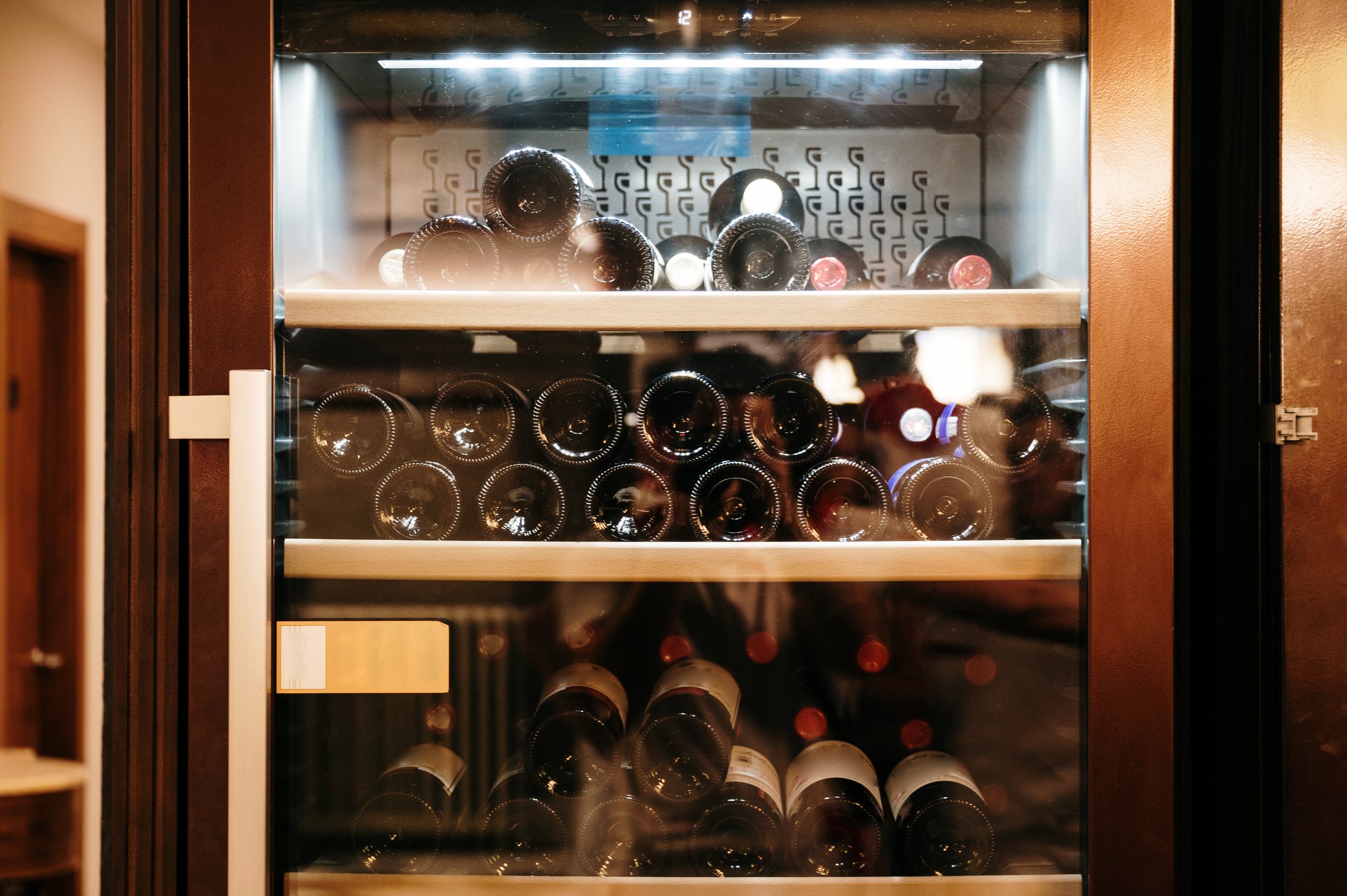 adega climatizada com garrafas de vinho