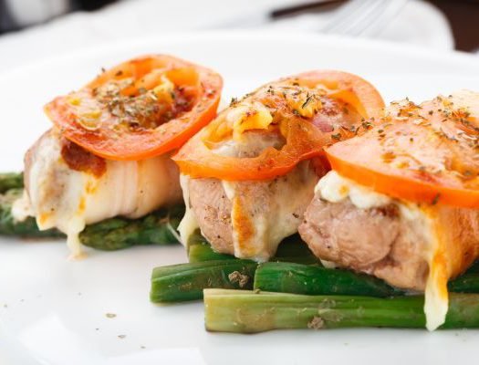 Peito de frango com tomates, queijo minas frescal e cebolas