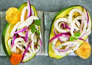 Ceviche de lula com leite de onça em prato colorido