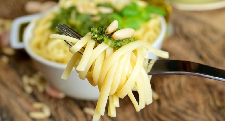 espaguete com sardinha e pinhão