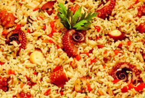 Arroz de polvo com ingredientes coloridos