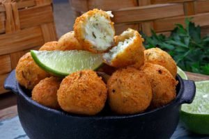 harmonização de vinho verde - bolinho de bacalhau
