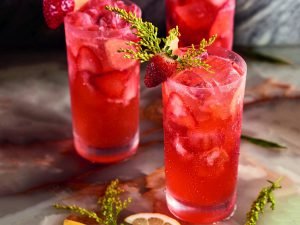 Gin tônica tropical com morangos e ervas