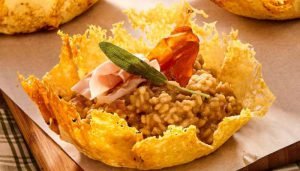Risoto de presunto parma em cestinha crocante de queijo parmesão
