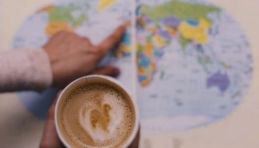 Volta ao mundo com o café: aprenda a saborear essa bebida em diferentes países