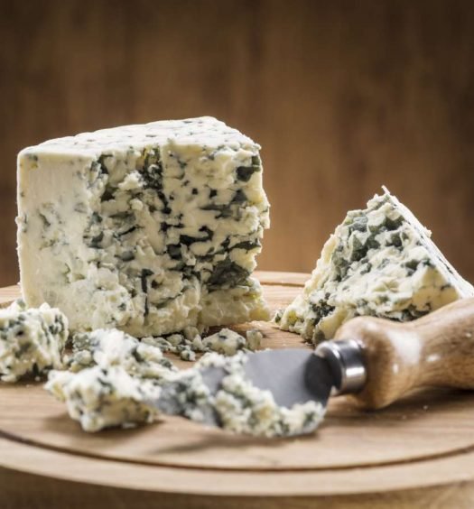 Roquefort e gorgonzola: diferenças e semelhanças entre os queijos