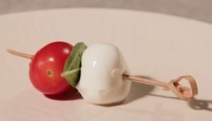Espetinho de Salada Caprese com tomate, mussarela e manjericão
