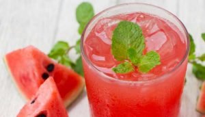 Drink de melancia com gelo, limão e folhas de hortelã