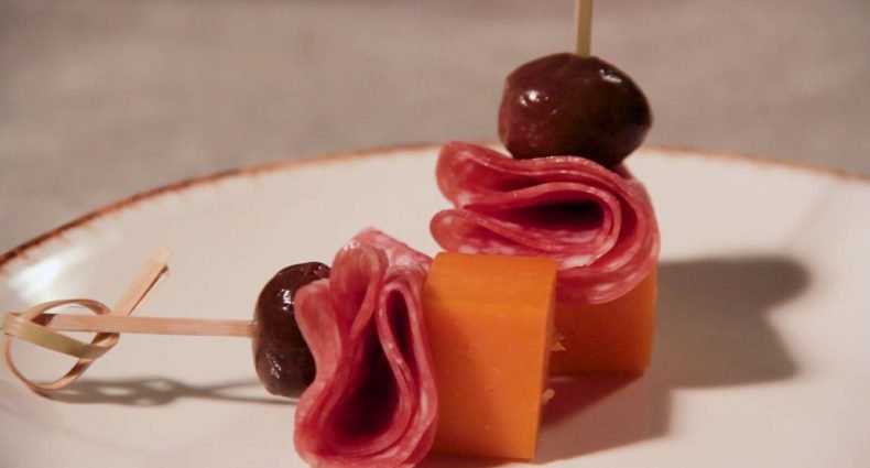 cheddar e salaminho no palito - capa