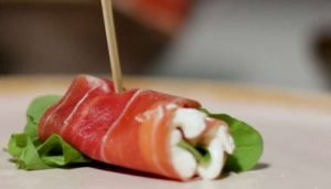petisco de presunto parma, rúcula e cream cheese - texto