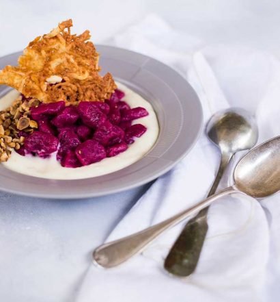 gnocchi-roxo-ao-molho-de-brie-com-crocante-de-avela-e-tuile-de-parmesao
