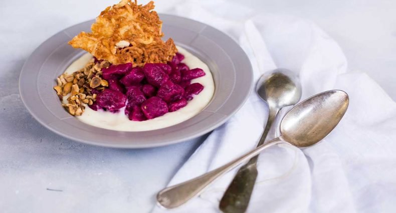 gnocchi-roxo-ao-molho-de-brie-com-crocante-de-avela-e-tuile-de-parmesao