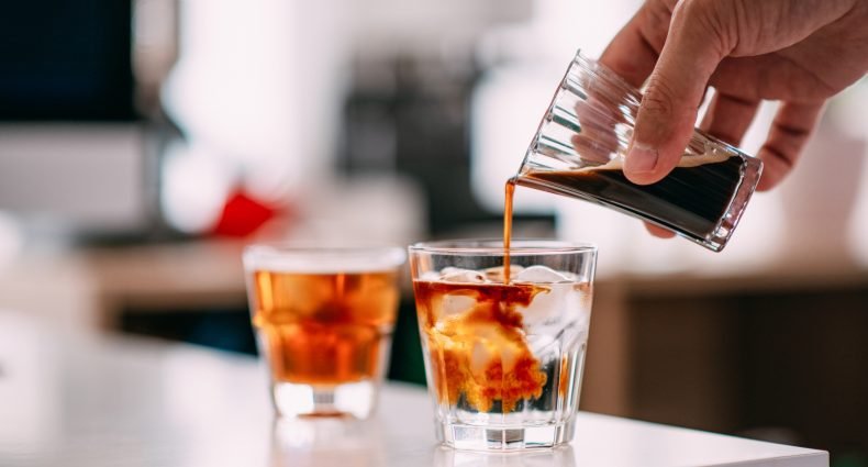 Preparando café gelado sobre gelo