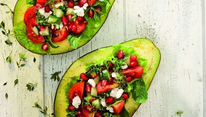 Salada de abacate recheada com vegetais frescos