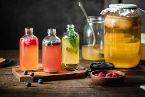Kombucha caseiro com frutas: framboesa, mirtilo e hortelã.