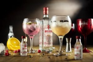 gin tônica com zimbro, xarope de tangerina e gin tônica, cardamomo e chá de frutas silvestres