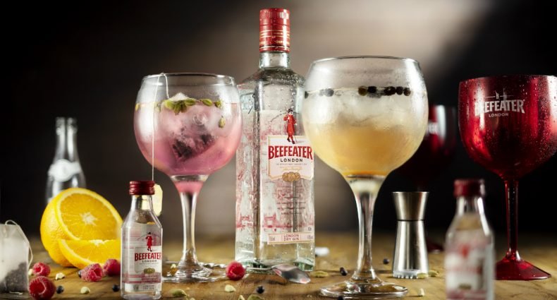 gin tônica com zimbro, xarope de tangerina e gin tônica, cardamomo e chá de frutas silvestres