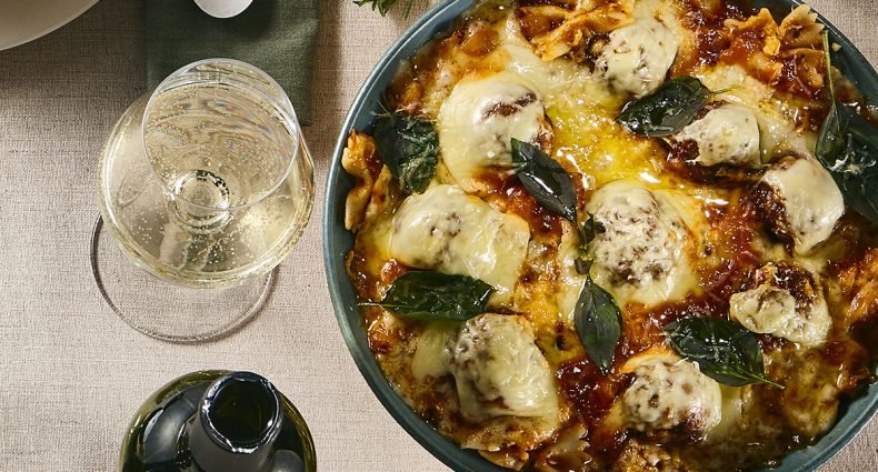 Prato de farfalle gratinado com molho e queijo.