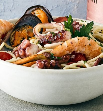 Espaguete com frutos do mar em tigela branca