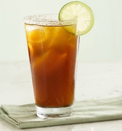Café com uísque servido com gelo e limão