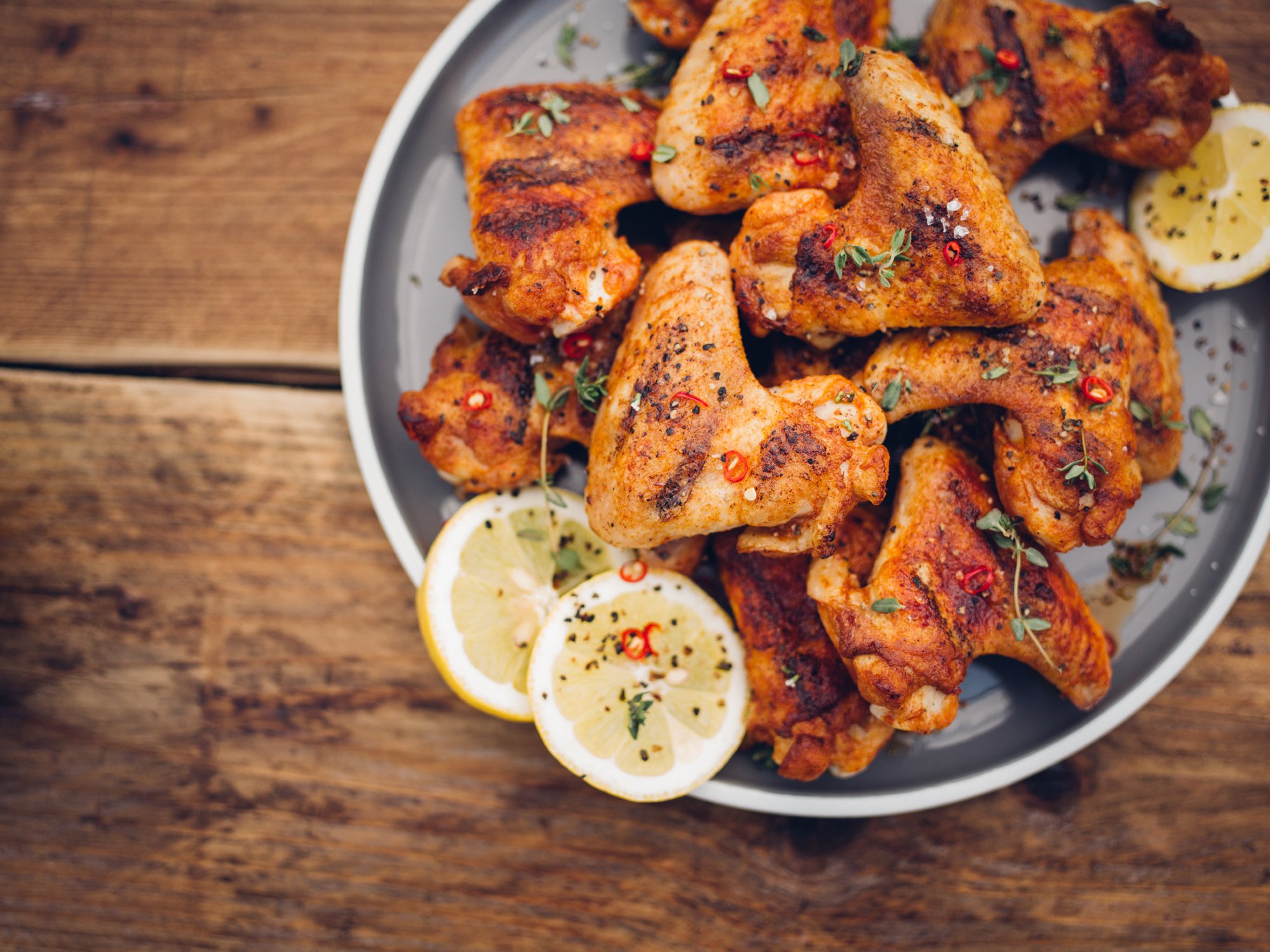 Asinhas de frango grelhadas com limão e especiarias.