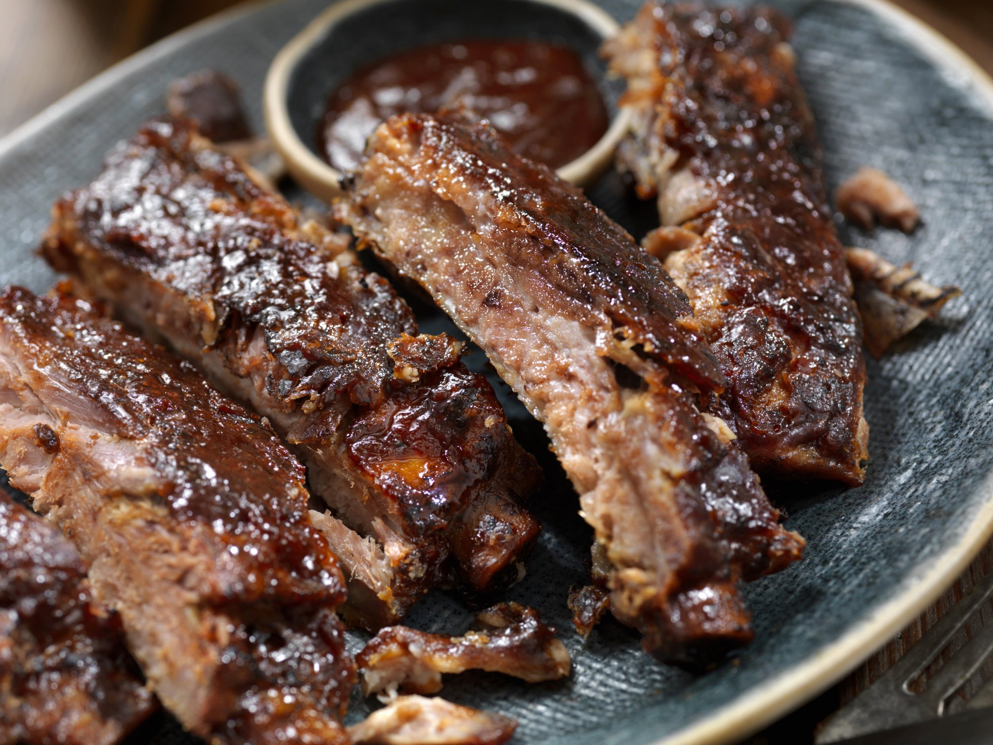Costelas grelhadas com molho barbecue.