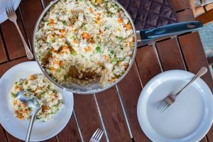 Panela de arroz à grega com legumes e ervas.