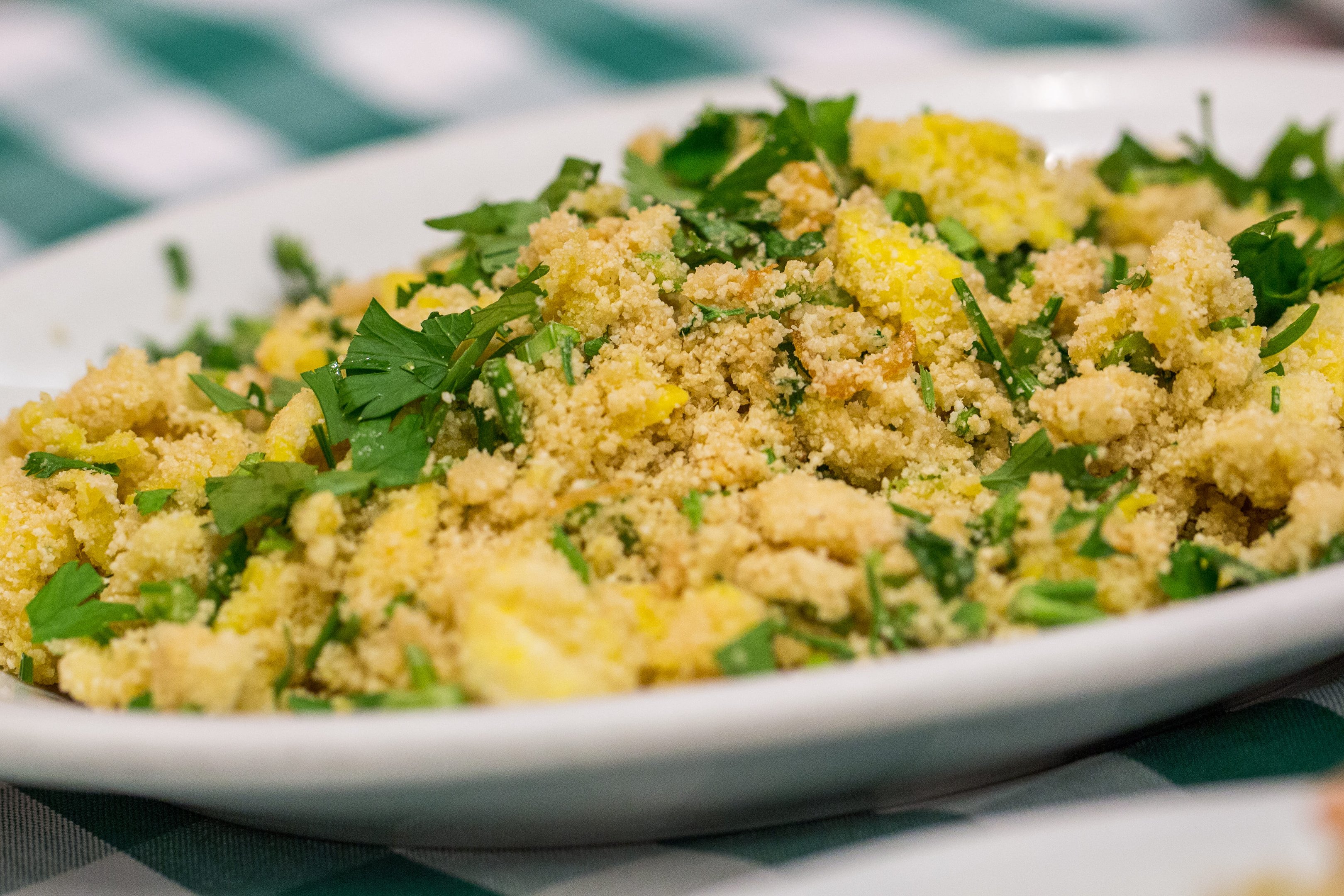 Farofa de ovos salgada com ervas, acompanhada de ingredientes frescos.