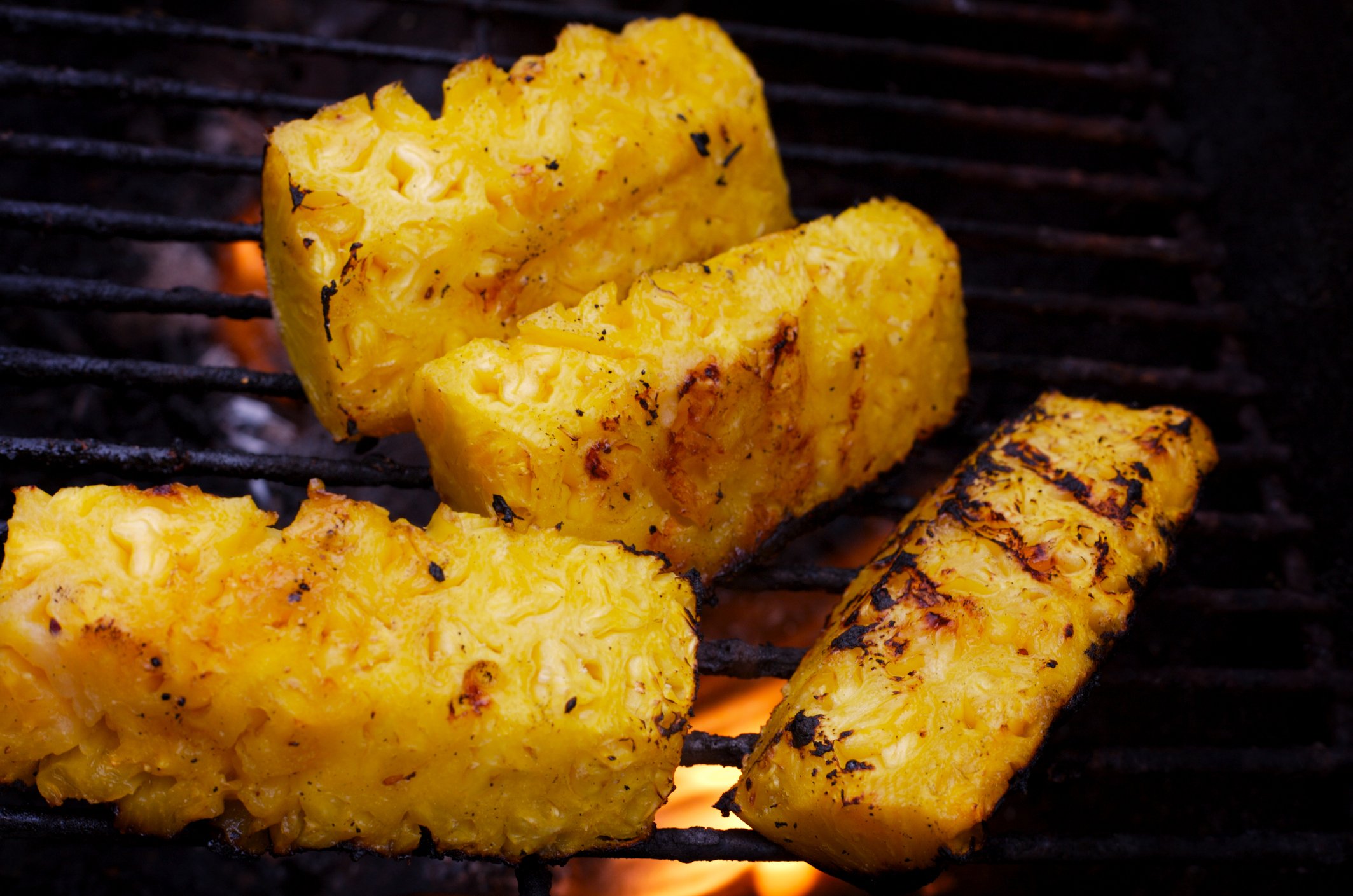 Frutas e legumes grelhados, uma opção saudável para churrasco.
