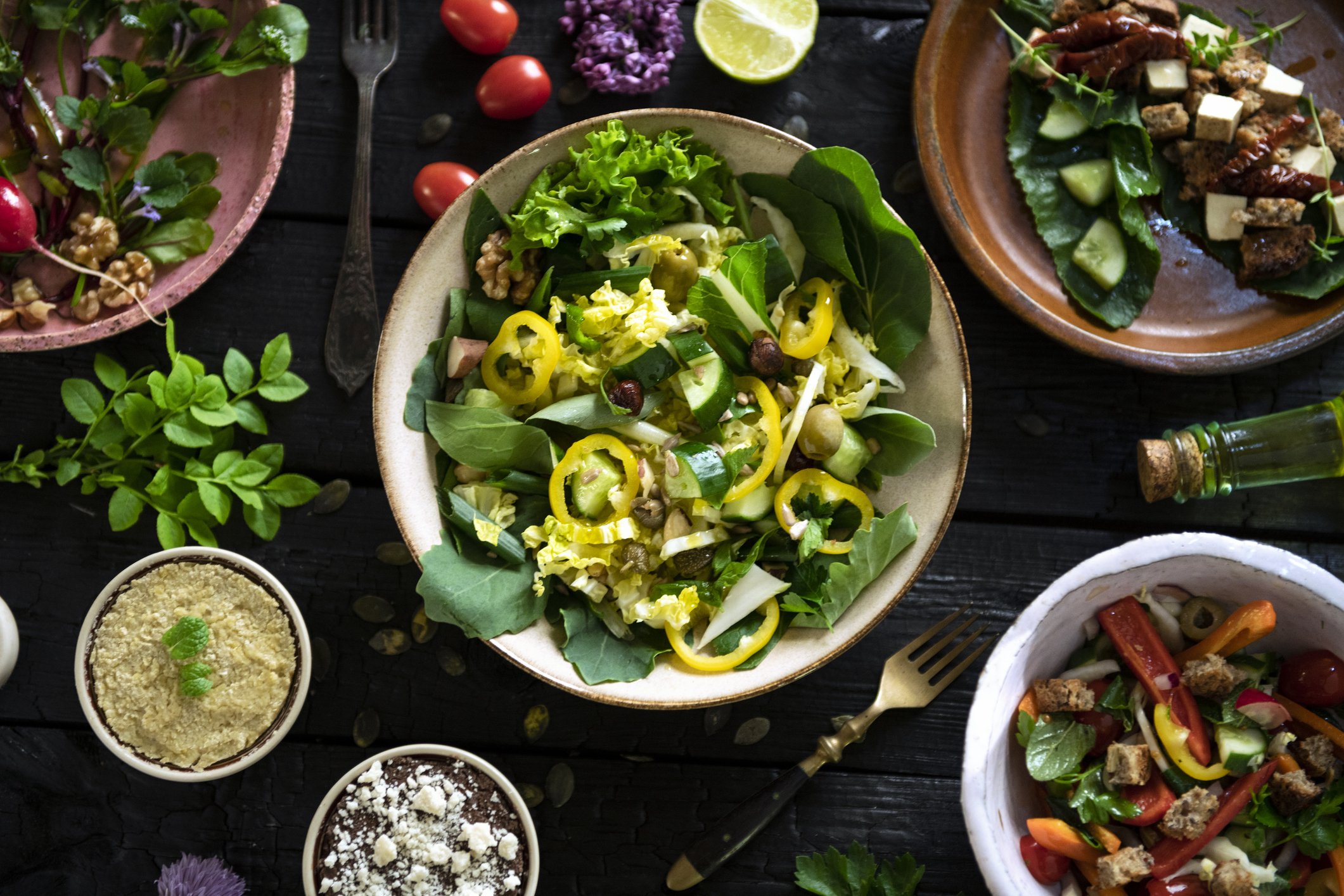 Salada de folhas verdes com molho de limão em prato colorido.