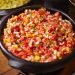 Salada de tomate em tigela de barro, ideal para acompanhamento de churrasco.