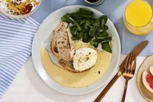 Ovos beneditinos com molho holandês, pão de fermentação natural e salada verde