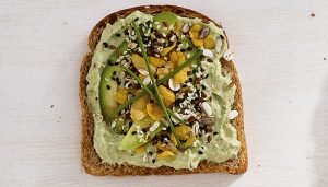 Tartine de abacate em pão integral com sementes e temperos