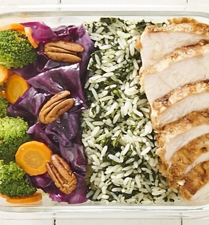 MARMITA DE ARROZ VERDE COM PEITO DE FRANGO