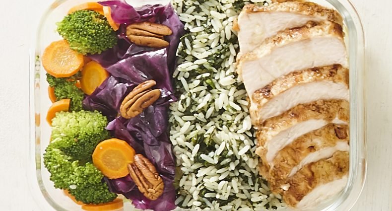 MARMITA DE ARROZ VERDE COM PEITO DE FRANGO