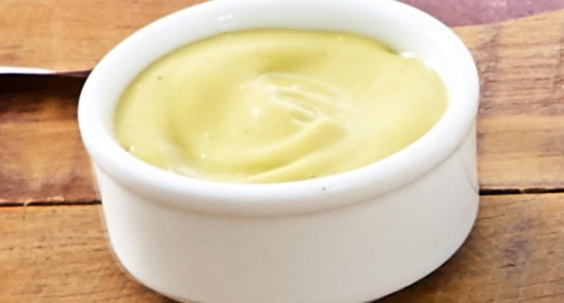 Maionese de de abacate, sementes em um ramequim