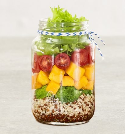 Salada de verão no pote com frutas e vegetais frescos