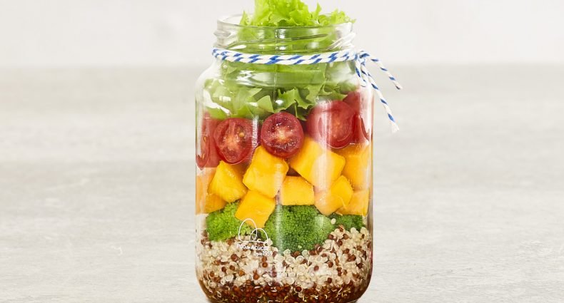 Salada de verão no pote com frutas e vegetais frescos