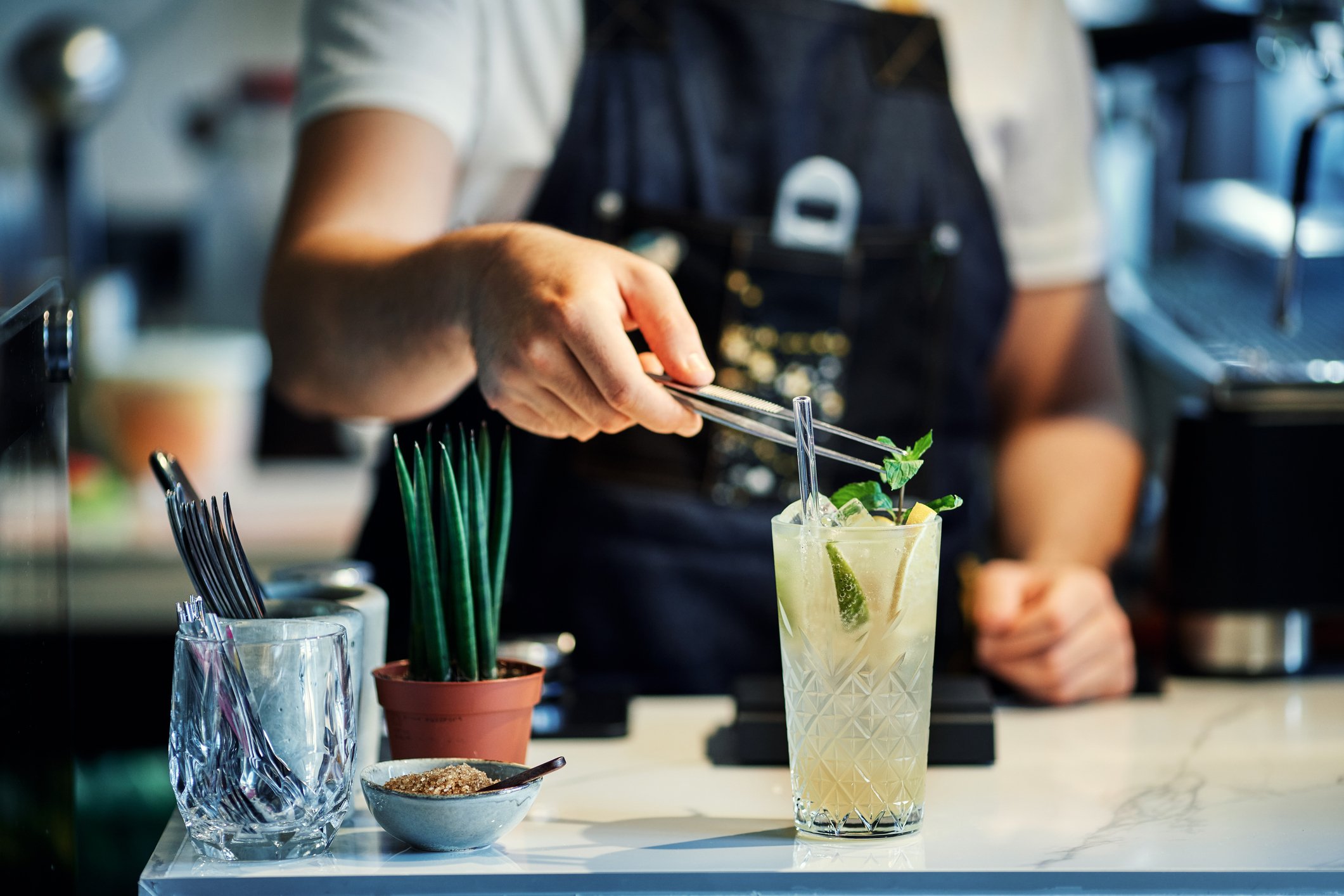 Preparando um mojito tradicional