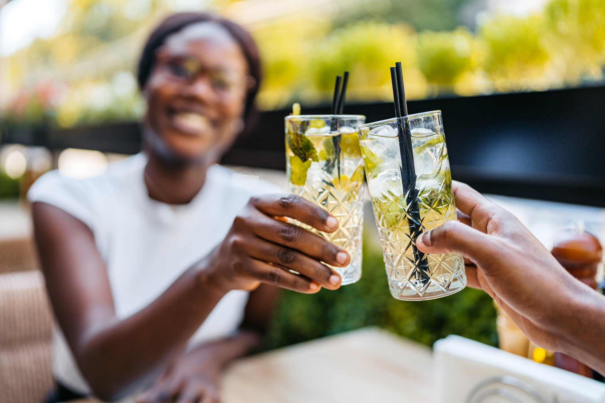 Toasting com mojitos sem álcool